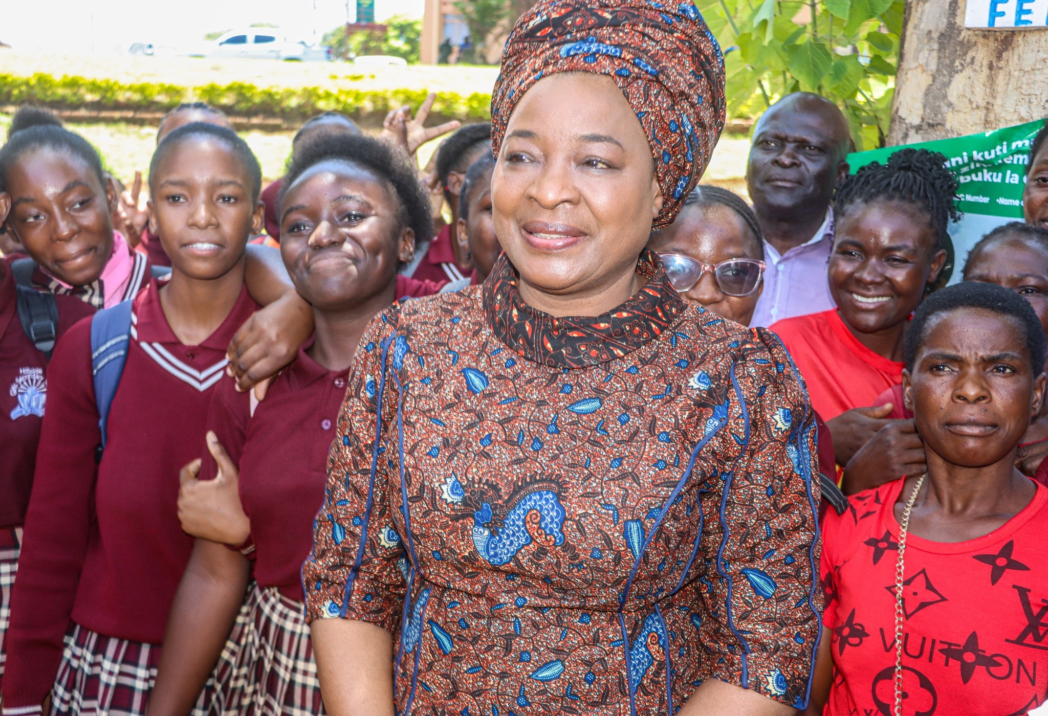 Read more about the article First Lady donates to Chipata Hospital, vulnerable groups