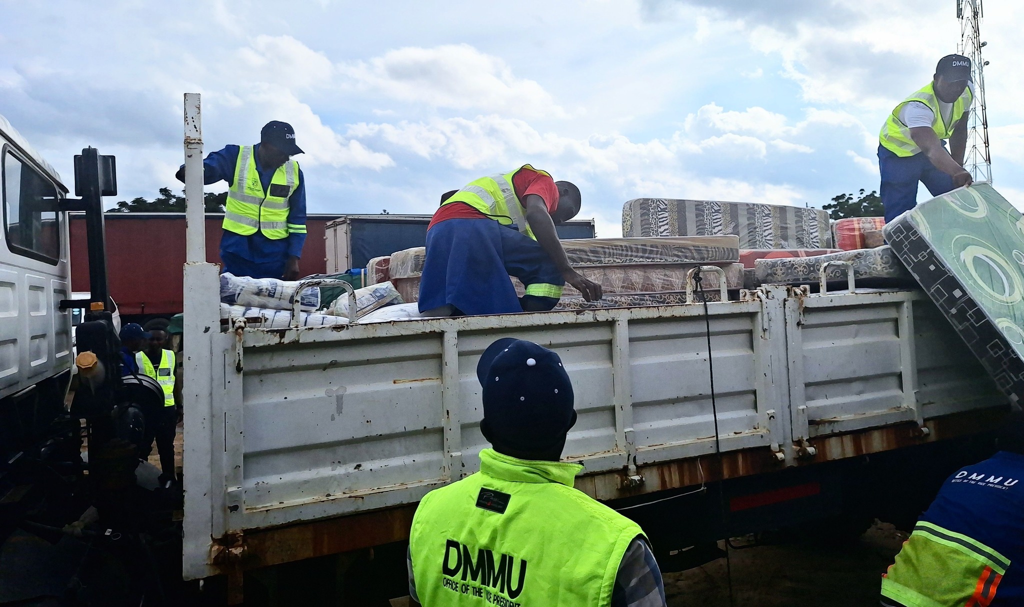 You are currently viewing Chongwe families affected by heavy rains receive roofing sheets