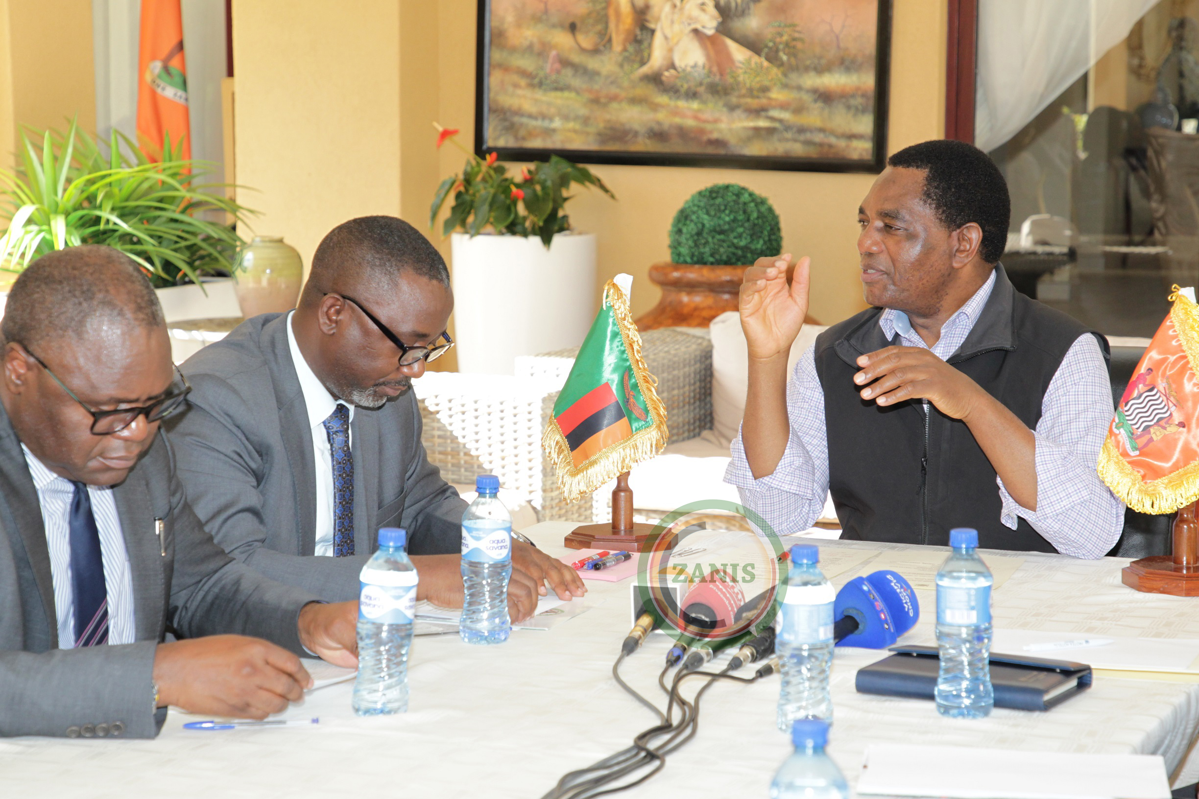 Read more about the article PRESIDENT HICHILEMA RETURNS TO LUSAKA, CONFERS WITH TEACHERS