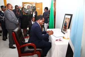Read more about the article PRESIDENT HICHILEMA MOURNS FORMER BOTSWANA PRESIDENT FESTUS MOGAE