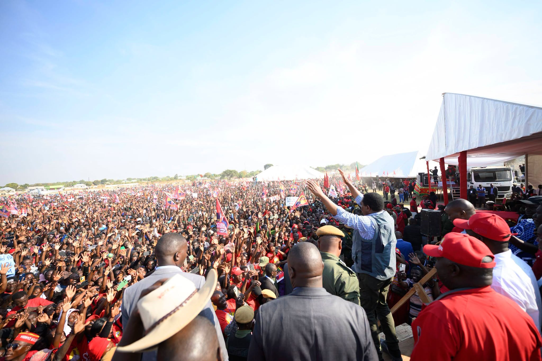 You are currently viewing THOUSANDS TURN UP TO LISTEN TO PRESIDENT HICHILEMA IN WESTERN PROVINCE