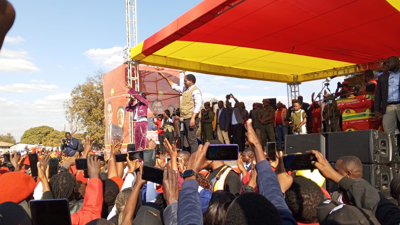 You are currently viewing PRESIDENT HICHILEMA URGES CONTRACTOR TO WORK ON KABWE TOWNSHIP ROADS